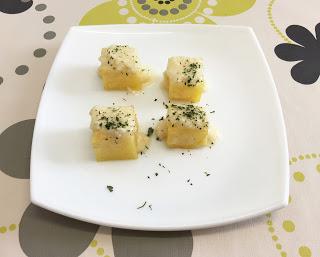 Cubos de patata con salsa de queso