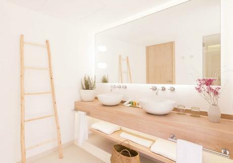 Un hotel minimalista con esencia hippie en Ibiza