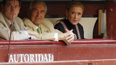 Cristina Cifuentes, amante de las corridas, aumenta un 40% el presupuesto destinado a los toros.