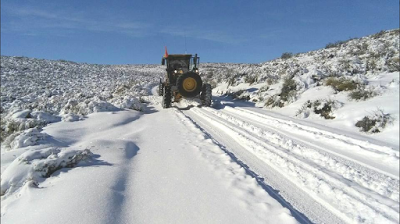 Despejando nieve hacia Pilquiniyeu (RN)