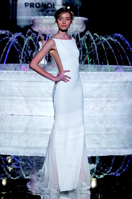 Pronovias Fashion Show 2018 www.bodasdecuento.com