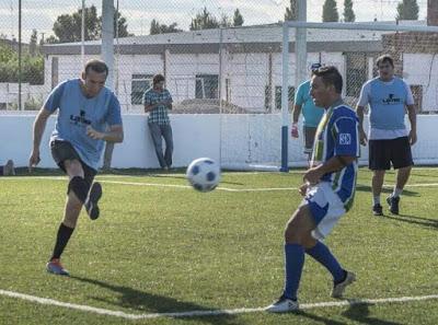 Omar Gutierrez llega a Piedra del Aguila para jugar un partido de fútbol