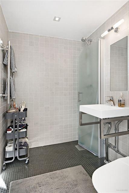 terraza de madera pergola negro exteriores estilo sueco estilo nórdico diseño exteriores decoración exteriores casas negras casa verano suecia bbq 