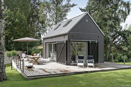 terraza de madera pergola negro exteriores estilo sueco estilo nórdico diseño exteriores decoración exteriores casas negras casa verano suecia bbq 