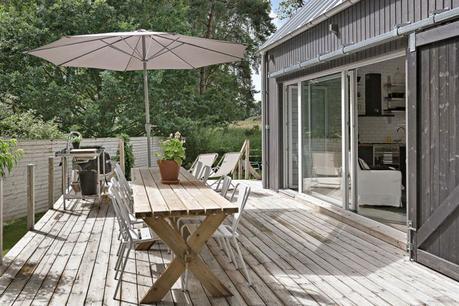 terraza de madera pergola negro exteriores estilo sueco estilo nórdico diseño exteriores decoración exteriores casas negras casa verano suecia bbq 