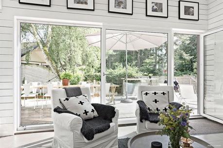 terraza de madera pergola negro exteriores estilo sueco estilo nórdico diseño exteriores decoración exteriores casas negras casa verano suecia bbq 