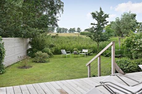 terraza de madera pergola negro exteriores estilo sueco estilo nórdico diseño exteriores decoración exteriores casas negras casa verano suecia bbq 