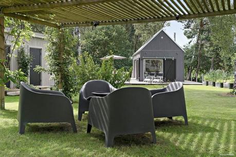 terraza de madera pergola negro exteriores estilo sueco estilo nórdico diseño exteriores decoración exteriores casas negras casa verano suecia bbq 