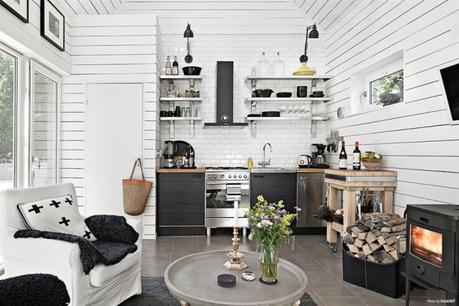 terraza de madera pergola negro exteriores estilo sueco estilo nórdico diseño exteriores decoración exteriores casas negras casa verano suecia bbq 