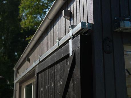 terraza de madera pergola negro exteriores estilo sueco estilo nórdico diseño exteriores decoración exteriores casas negras casa verano suecia bbq 