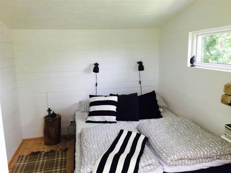 terraza de madera pergola negro exteriores estilo sueco estilo nórdico diseño exteriores decoración exteriores casas negras casa verano suecia bbq 