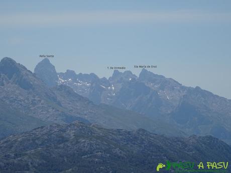 Ruta al Cueto Cerralosa y Jajao: Vista hacia el Macizo Occidental de Picos de Europa