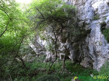 Ruta al Cueto Cerralosa y Jajao: Pequeño abrigo próximo a San Esteban