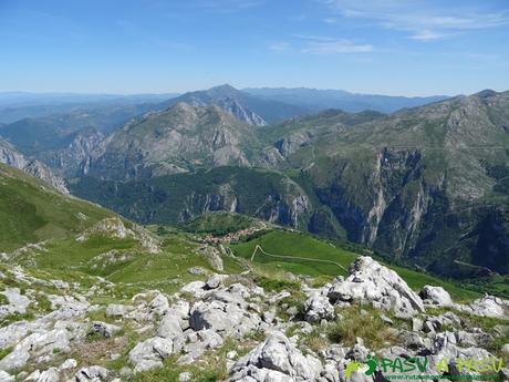 Ruta al Cueto Cerralosa y Jajao: Tresviso desde el Cueto Cerralosa