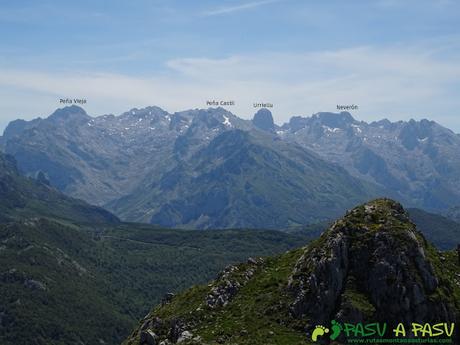 Ruta al Cueto Cerralosa y Jajao: Vista hacia el Macizo Central de Picos de Europa