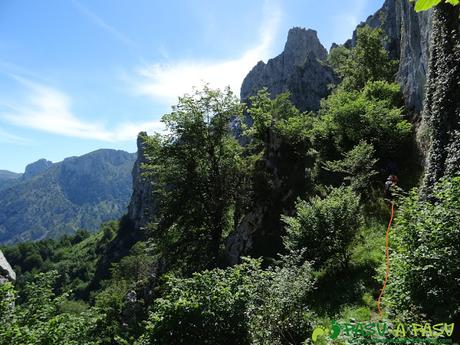 Pasada del Picayo: Faldeando un murallón