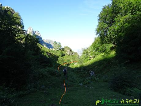 Ruta al Cueto Cerralosa y Jajao: Sendero junto al Reguero Sombejo