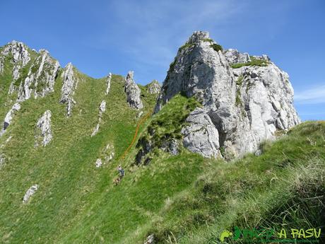 Ruta al Cueto Cerralosa y Jajao: Atravesando canal herbosa próxima al Jajao