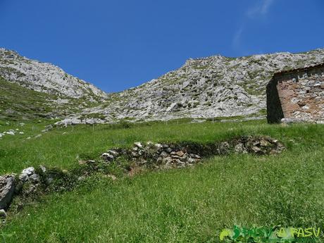 Ruta al Cueto Cerralosa y Jajao: Desvío en la pista hacia el Cueto Cerralosa