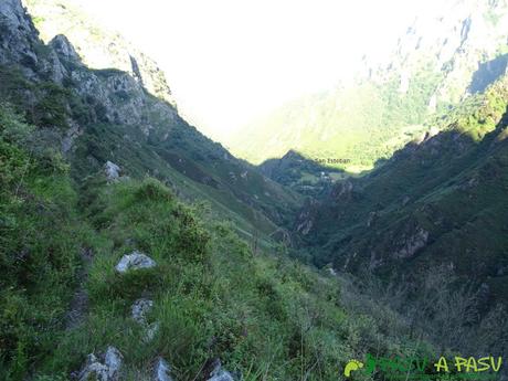 Ruta al Cueto Cerralosa y Jajao: San Esteban en el fondo del valle
