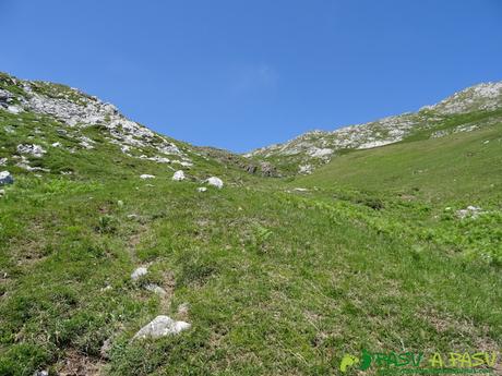 Ruta al Cueto Cerralosa y Jajao: Subiendo a la Valleja de la Cabaña