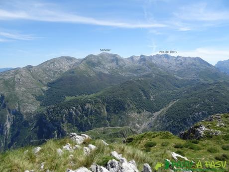 Ruta al Cueto Cerralosa y Jajao: Vista hacia el Macizo Oriental de Picos de Europa