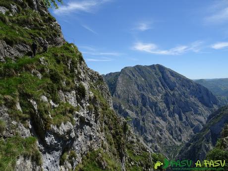 Pasada del Picayo: Tramo protegido con barandilla