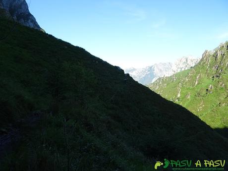 Ruta al Cueto Cerralosa y Jajao: Bajando ladera abajo del valle