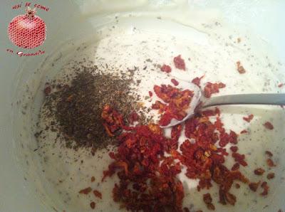 Pan crujiente de tomates secos y albahaca