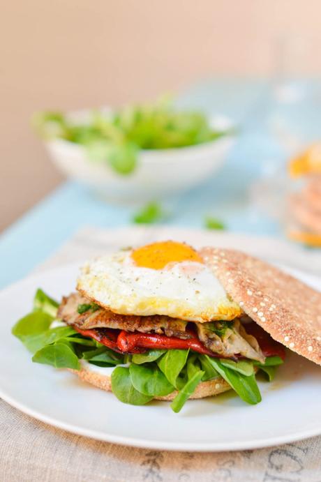 Sándwich de huevo y verduras a la plancha