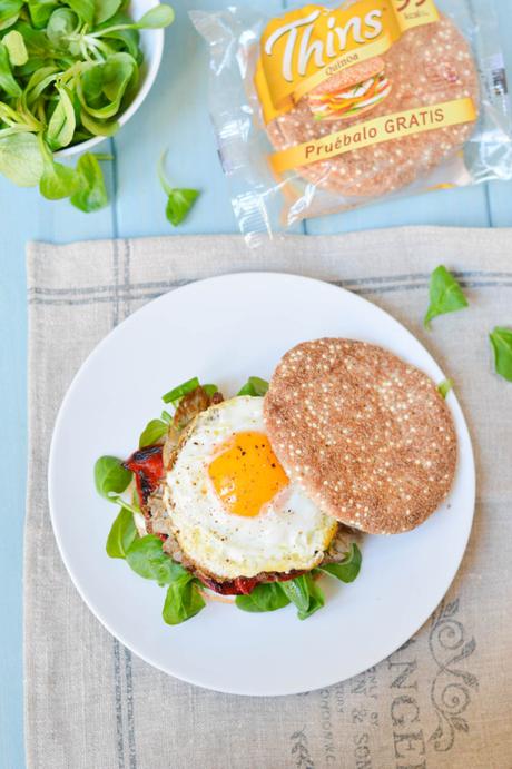 Sándwich de huevo y verduras a la plancha