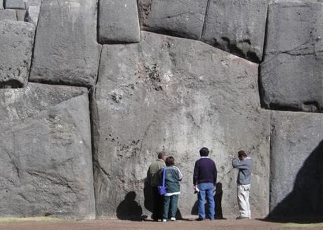 La construcción de Sacsayhuamán sigue siendo un profundo misterio para los investigadores que no han podido entender cómo los pueblos antiguos lograron transportar y colocar estas piedras megalíticas.