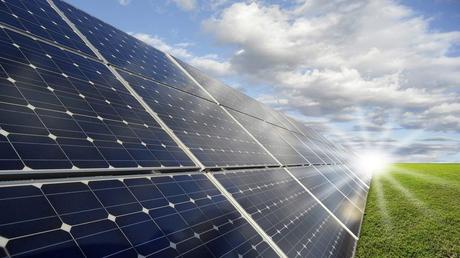 ¿Cuántos paneles solares se necesitan para abastecer un país?