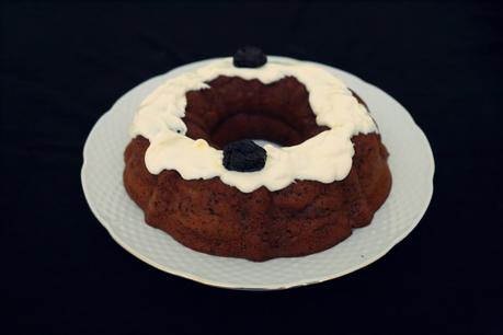 BUNDT CAKE VEGANO DE CIRUELAS CON PLATANO