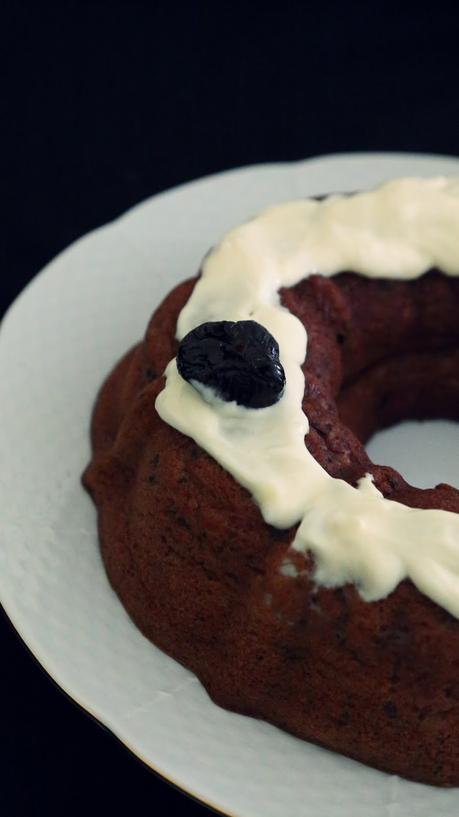 BUNDT CAKE VEGANO DE CIRUELAS CON PLATANO