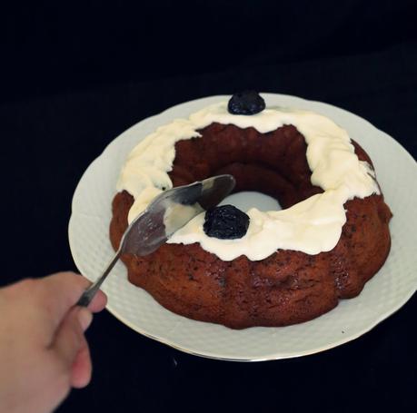 BUNDT CAKE VEGANO DE CIRUELAS CON PLATANO