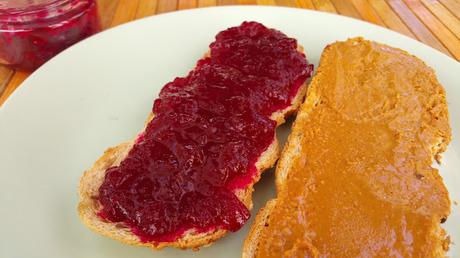 Bolsa ecológica de germinados verdes y bebidas vegetales y mermelada de higos chumbos casera con pectina