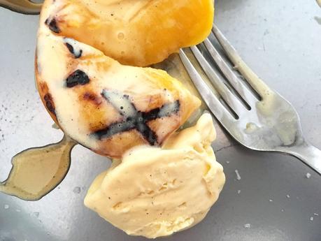 recetas delikatissen postres sanos postres rápidos postres con melocotón postres con fruta melocotones al grill Melocotones a la parrilla con helado grilled peaches 