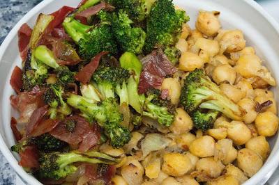 Garbanzos con brocoli y jamón