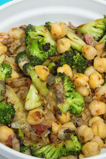 Garbanzos con brocoli y jamón