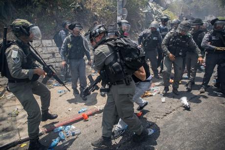 Violentas protestas de árabes en Jerusalem.