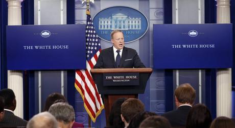 Dimite el portavoz de la Casa Blanca, Sean Spicer