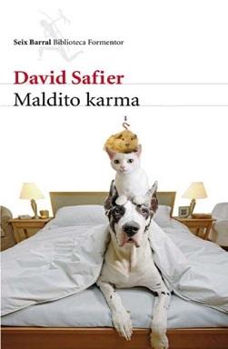 Portada de la novela Maldito Karma de David Safier, donde se ve en una cama un perro Gran Danés, con un gato subido a su espalda y una cobaya subida a la espalda del gato.