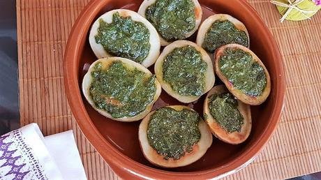 Papas asadas con salsa de albahaca Papas asadas con salsa de albahaca