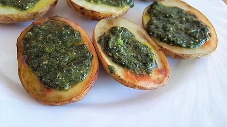 Papas asadas con salsa de albahaca Papas asadas con salsa de albahaca