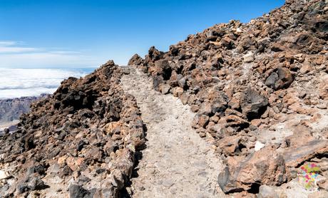 Sendero para llegar al mirador del cráter Pico Viejo en volcán Teide