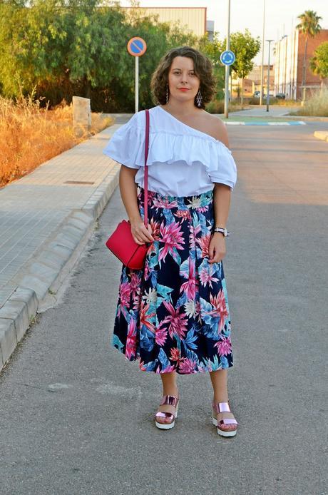 Falda de flores corte midi Falda de flores corte midi