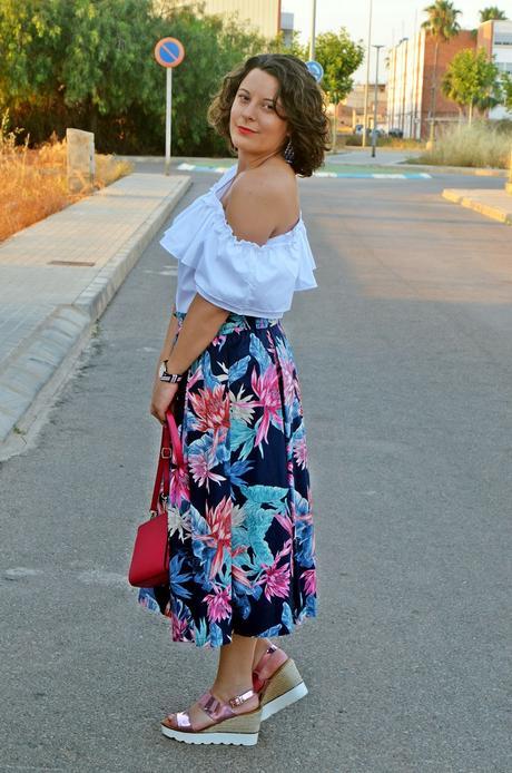 Falda de flores corte midi Falda de flores corte midi