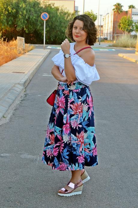 Falda de flores corte midi Falda de flores corte midi