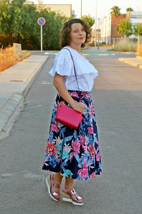 Falda de flores corte midi Falda de flores corte midi